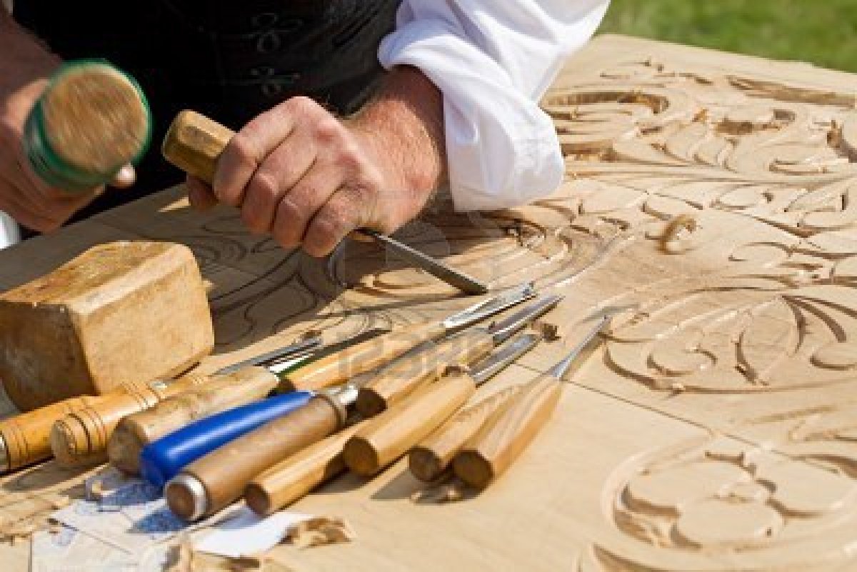 artesano tradicional tallado en madera con motivos florales
