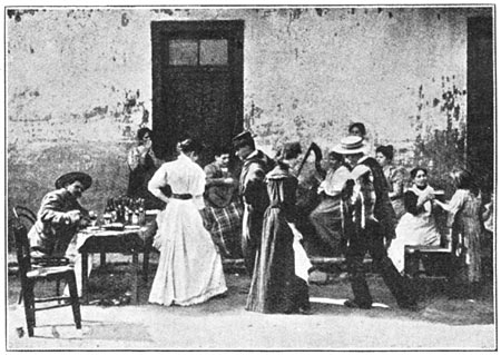 Personas bailando cueca en 1906